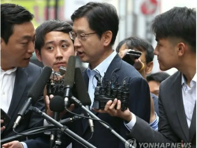 取り調べを受けるため特別検察官チームの事務所に向かう金氏＝９日、ソウル（聯合ニュース）