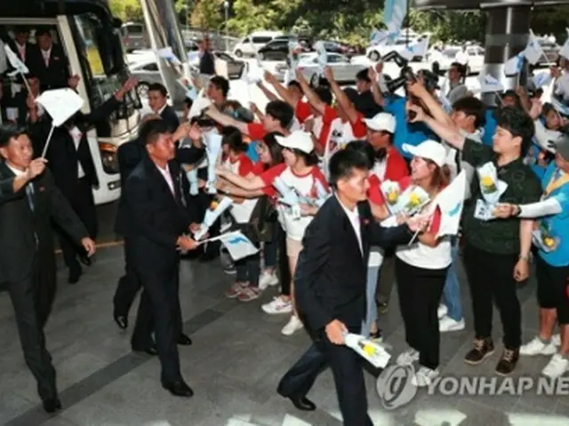 宿泊先のホテルに到着した北朝鮮代表団と歓迎する韓国側の応援団＝１０日、ソウル（聯合ニュース）