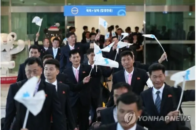 南北出入事務所に到着した北朝鮮代表団＝１０日、坡州（聯合ニュース）