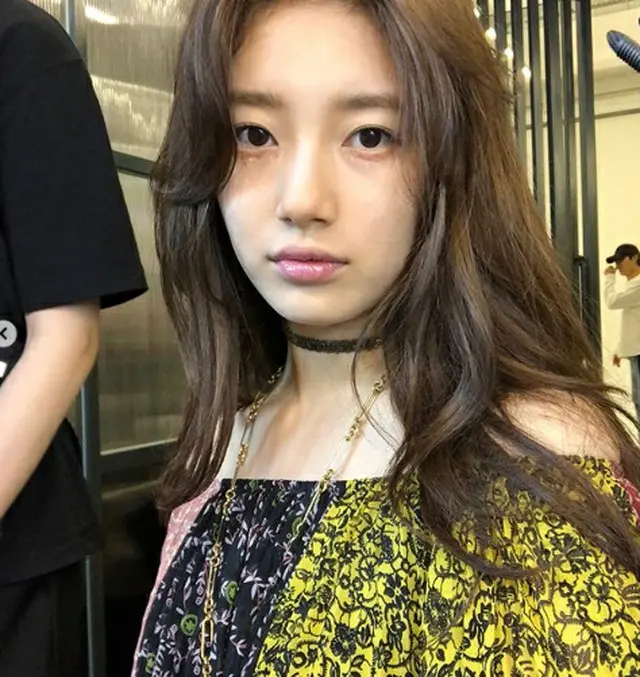 韓国歌手兼女優のスジ（元Miss A）が、写真撮影の現場から近況を伝えた。（提供:OSEN）