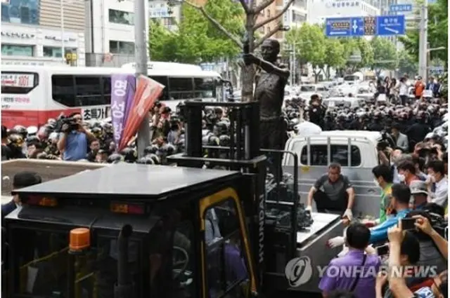市民団体が釜山の日本総領事館前に設置しようとして警察に阻止され、近くの歩道に置かれたままになっていた徴用工像が５月３１日、地元自治体に強制撤去された＝（聯合ニュース）