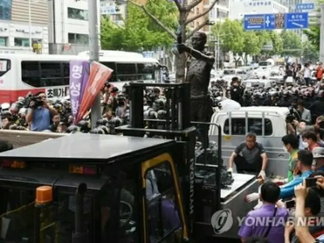 市民団体が釜山の日本総領事館前に設置しようとして警察に阻止され、近くの歩道に置かれたままになっていた徴用工像が５月３１日、地元自治体に強制撤去された＝（聯合ニュース）