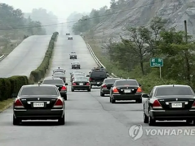 ２００７年に開催された南北首脳会談で、盧武鉉（ノ・ムヒョン）大統領（当時）は京義線道路を通って訪朝した（資料写真）＝（聯合ニュース）