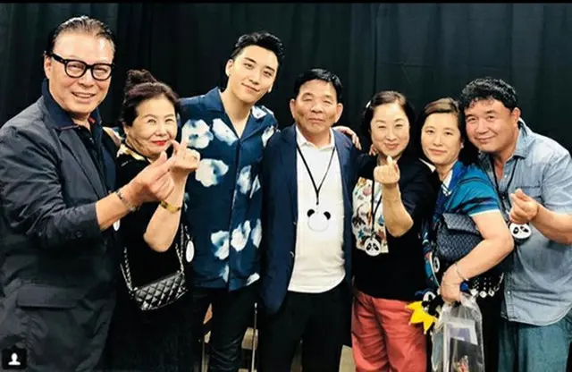 「BIGBANG」V.I、自身の日本公演に駆けつけた入隊中メンバーの両親らと記念撮影（提供:OSEN）