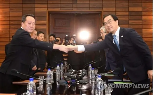 閣僚級会談で握手を交わす趙明均氏（右）と李善権氏（写真共同取材団）＝１３日、板門店（聯合ニュース）