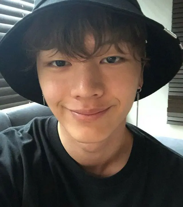 韓国ガールズグループ「DIA」メンバーのジュウンと熱愛報道されて否定した「BTOB」メンバーのユク・ソンジェが、過去に発言した理想のタイプが再び注目を浴びている。（提供:news1）