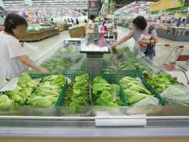 ソウル市内のスーパーで野菜を選ぶ買い物客＝（聯合ニュース）