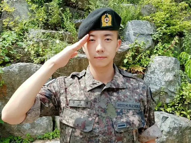 ウヨン（2PM）、基礎軍事訓練を終えて敬礼姿を公開（提供:OSEN）