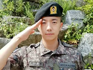 ウヨン（2PM）、基礎軍事訓練を終えて敬礼姿を公開