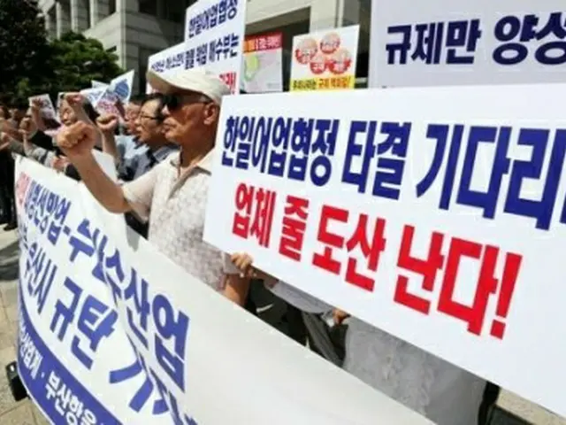 韓日の漁業交渉が妥結に至らず被害が出ているとして、釜山で２日に漁業関係者らが政府支援を求める集会を開いた＝（聯合ニュース）