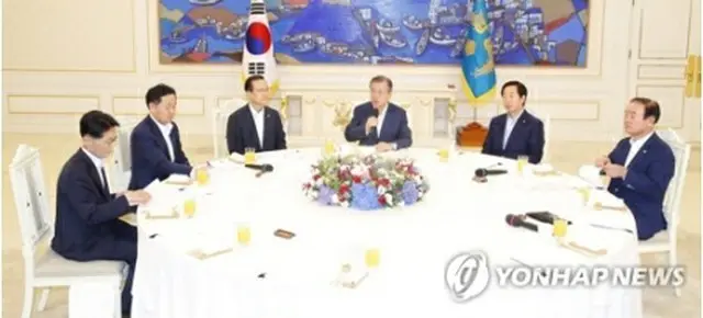 与野党５党の院内代表との昼食会であいさつする文大統領（右から３人目）＝１６日、ソウル（聯合ニュース）