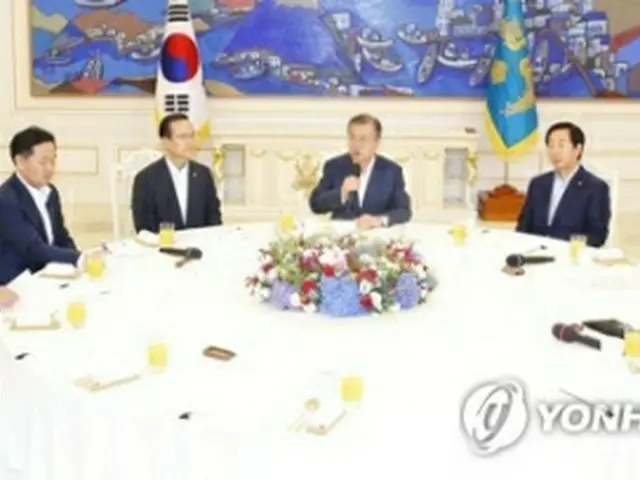 与野党５党の院内代表との昼食会であいさつする文大統領（右から３人目）＝１６日、ソウル（聯合ニュース）