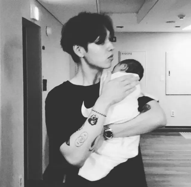 「SG WANNABE」イ・ソクフンが18日、SNSに両手で慎重に息子を抱いている写真を掲載した。