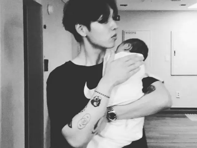 「SG WANNABE」イ・ソクフンが18日、SNSに両手で慎重に息子を抱いている写真を掲載した。