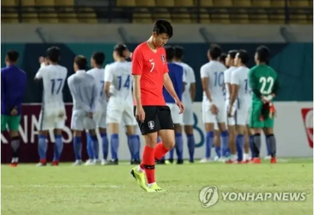 マレーシア戦に敗れ肩を落とす孫興民＝１７日、バンドン（聯合ニュース）