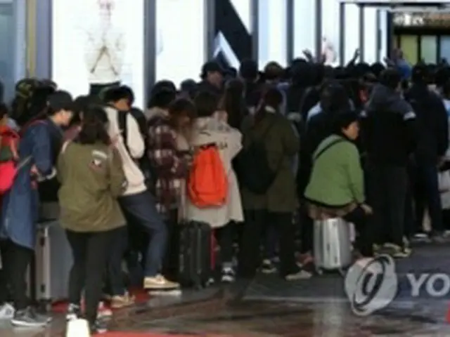 ソウルで免税店の開店を待つ外国人（資料写真）＝（聯合ニュース）