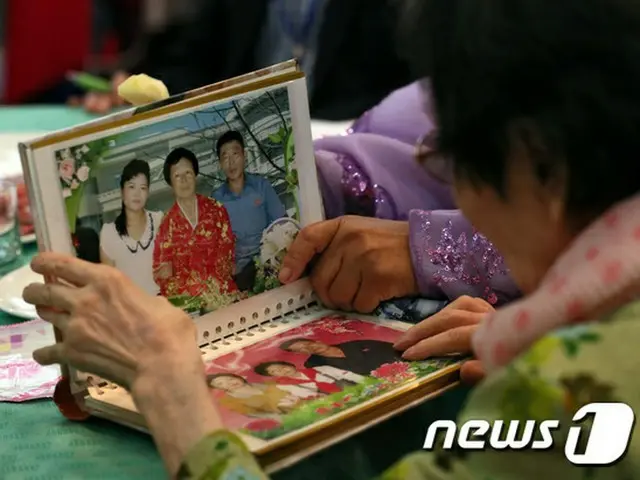 親切になった“北朝鮮関係者”…天気を問い、化粧品「ポムヒャンギ」自慢も＝南北離散家族再会行事