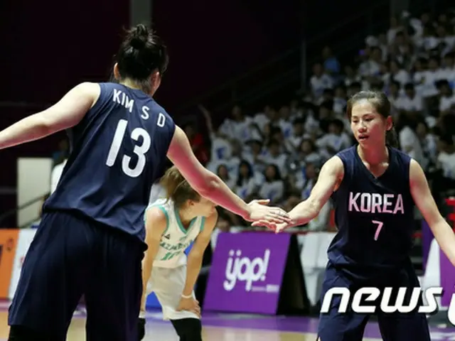 ＜2018ア大会＞“北朝鮮のロ・スクヨンが19得点”南北合同チーム、カザフスタンに勝利で8強＝女子バスケ