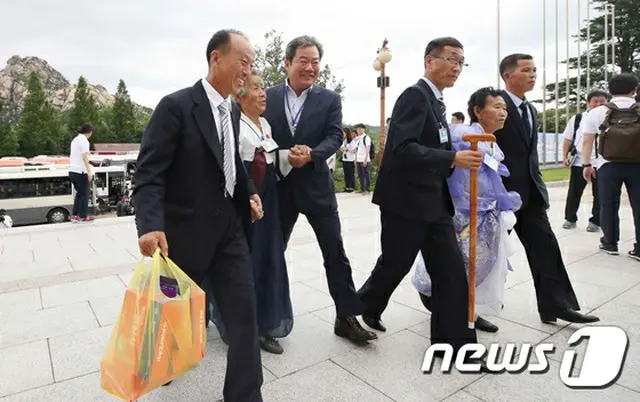 南北離散家族、午後3時から団体面会を開始＝再会行事2日目