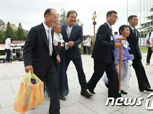 南北離散家族、午後3時から団体面会を開始＝再会行事2日目
