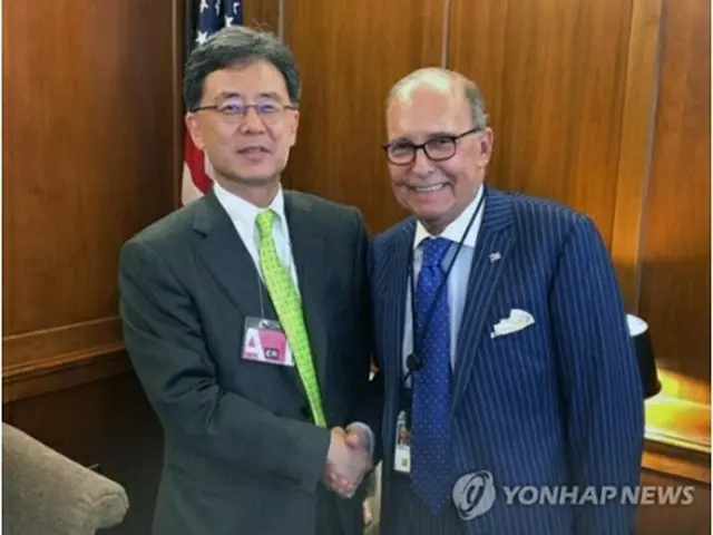米ワシントンで７月、クドロー国家経済会議（ＮＥＣ）委員長（右）と握手を交わす金鉉宗氏（産業通商資源部提供）＝（聯合ニュース）