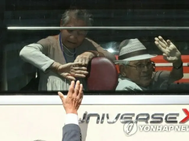 全ての日程を終え、韓国側離散家族は午後１時半にバスで金剛山を出発した（ニュース通信取材団）＝２2日、金剛山（聯合ニュース）