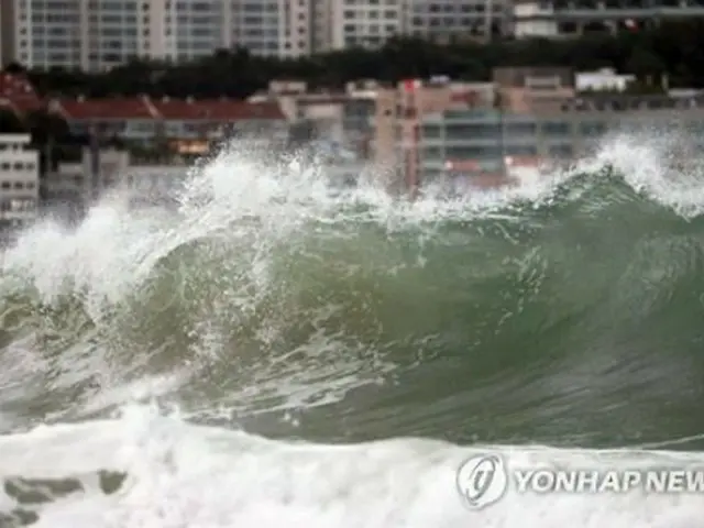高波が打ち寄せる釜山・海雲台海水浴場＝２２日、釜山（聯合ニュース）