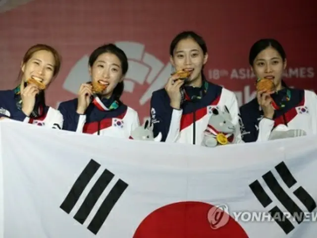 ジャカルタ・アジア大会第５日の２２日、フェンシング女子サーブル団体で韓国が中国を下し、優勝した＝（聯合ニュース）