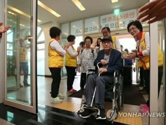 再会行事に参加する韓国側の離散家族はあす金剛山に向け出発する＝２３日、束草（聯合ニュース）
