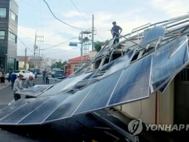 台風の強風により隣家に吹き飛ばされた太陽光発電パネル＝２３日、済州（聯合ニュース）