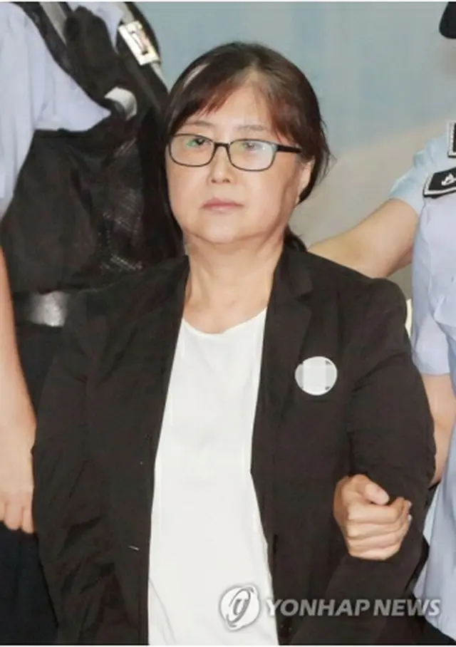 高裁に入廷する崔被告＝24日、ソウル（聯合ニュース）
