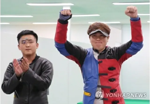 射撃男子１０メートルランニングターゲット決勝で韓国のチョン・ユジン（右）が北朝鮮のパク・ミョンウォン（左）を下し、金メダルを獲得した＝２４日、パレンバン（聯合ニュース）