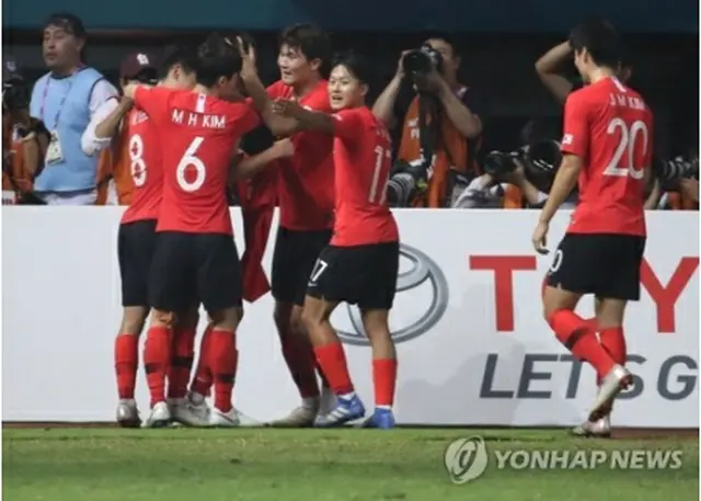勝利を決め、喜ぶ韓国の選手たち＝２７日、ブカシ（聯合ニュース）