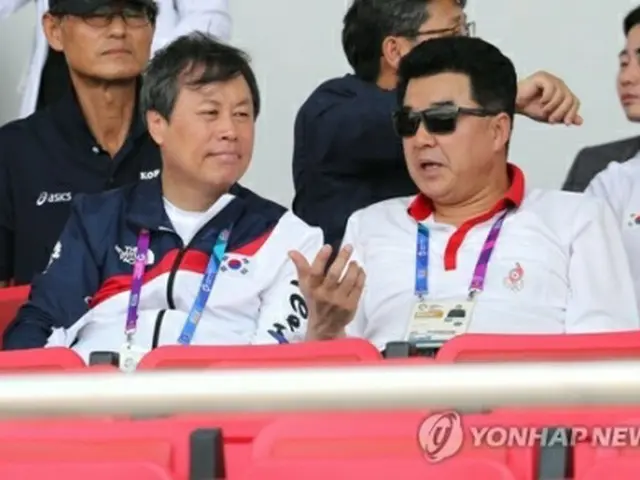 インドネシアで開催中のジャカルタ・アジア大会で、都鍾煥長官（左）はボート競技に出場した南北合同チームの試合を北朝鮮の金日国（キム・イルグク）体育相と共に観戦した＝（聯合ニュース）