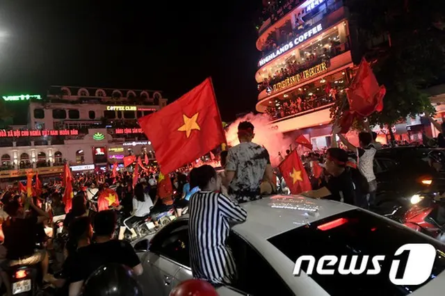 ＜2018ア大会＞韓国とのサッカー準決勝控えるベトナム、特別機でサポーター1千人が現地へ