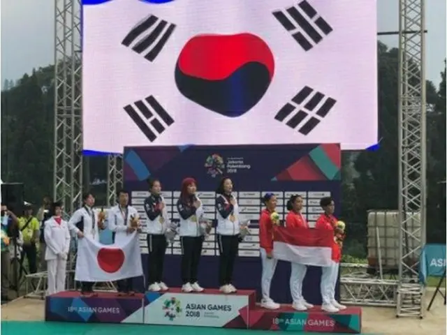 メダル授与式で国歌を歌う韓国女子代表＝２９日、プンチャック（聯合ニュース）