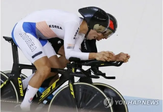 自転車の男子個人追い抜きの決勝で近谷を追い抜くパク・サンフン（手前）＝２９日、ジャカルタ（聯合ニュース）