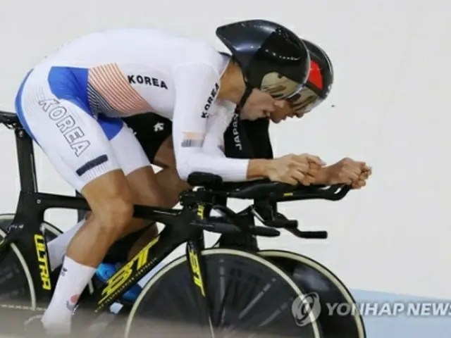 自転車の男子個人追い抜きの決勝で近谷を追い抜くパク・サンフン（手前）＝２９日、ジャカルタ（聯合ニュース）