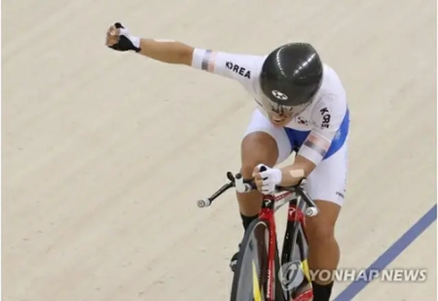 自転車女子３０００メートル個人追い抜きの決勝で中国の選手を追い抜いたイ・ジュミ＝３０日、ジャカルタ（聯合ニュース）