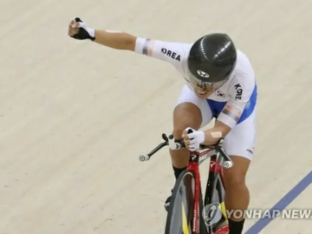 自転車女子３０００メートル個人追い抜きの決勝で中国の選手を追い抜いたイ・ジュミ＝３０日、ジャカルタ（聯合ニュース）