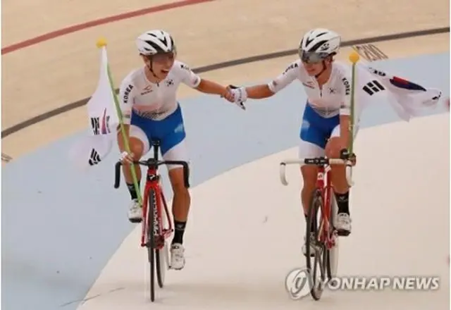 自転車女子マディソンで優勝した韓国代表＝３１日、ジャカルタ（聯合ニュース）