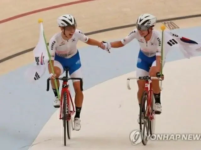 自転車女子マディソンで優勝した韓国代表＝３１日、ジャカルタ（聯合ニュース）