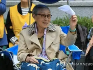 「慰安婦支援財団の解散を」　被害者の金福童さんが１人デモへ