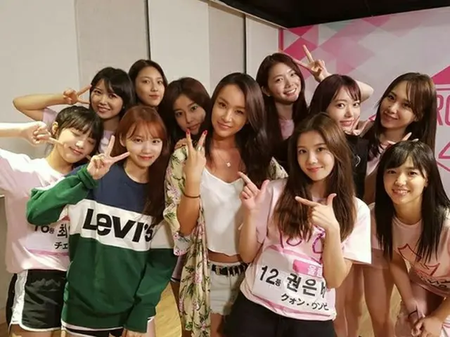 韓国Mnet「PRODUCE 48」のトレーナーとして活躍した人気振付師ペ・ユンジョンが、練習生たちとの写真を公開した。（提供:OSEN）