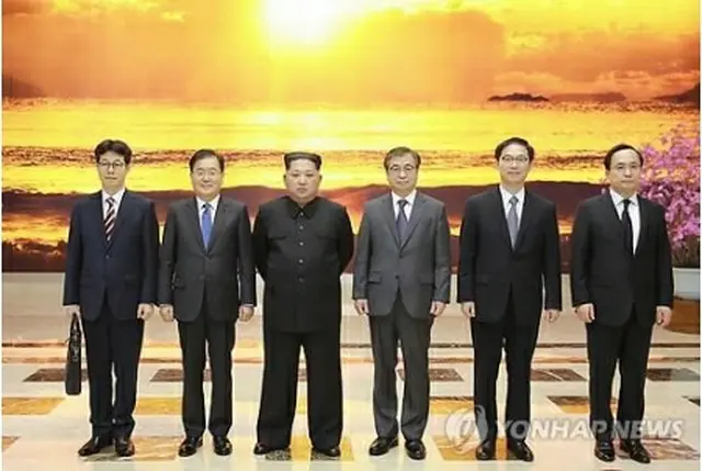 ３月に訪朝した際、金正恩委員長（左から３人目）と記念撮影する特使団。右から３人目が今回の首席特使を務める徐氏＝（聯合ニュース）
