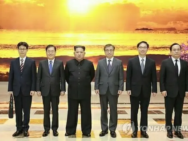 ３月に訪朝した際、金正恩委員長（左から３人目）と記念撮影する特使団。右から３人目が今回の首席特使を務める徐氏＝（聯合ニュース）