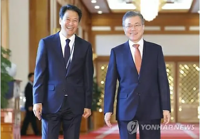 文大統領（右）と任秘書室長（資料写真）＝（聯合ニュース）