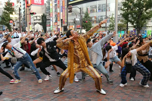 「BIGBANG」V.I、新曲ダンスチューンで新宿にサプライズフラッシュモブが出現！ピコ太郎も登場（オフィシャル）