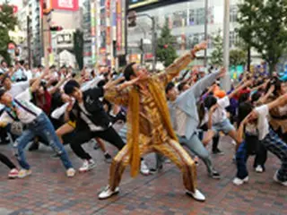 「BIGBANG」V.I、新曲ダンスチューンで新宿にサプライズフラッシュモブが出現！ピコ太郎も登場