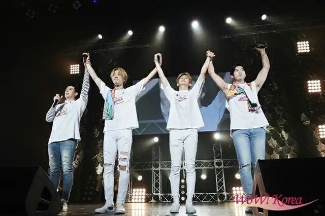 「U-KISS」